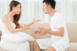 Vừa dọn cơm ra, chồng đã vội vã hối thúc đến nhà em chồng có việc gấp, đến nơi, tôi hoảng loạn khi thấy khuôn mặt của cô ấy