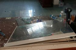Xông vào bệnh viện điều trị COVID-19 đập phá đồ đạc