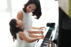 Người mẹ nhảy múa... với con