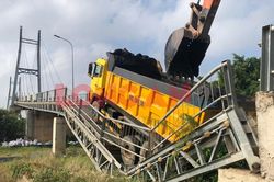 Long An: Xe chở quá tải gấp 10 lần làm sập cầu dây văng 24 tỷ đồng