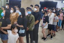 Dòng người chen chúc lên tàu trên cao Cát Linh - Hà Đông
