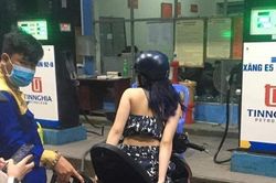 Cô gái đổ xăng phong cách 'lười biếng', netizen không ngừng chỉ trích