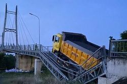 Long An: Xe chở quá tải làm sập cầu dây văng trị giá gần 25 tỷ đồng
