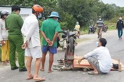 Người phụ nữ tử vong nằm cạnh xe máy chổng bánh lên trời
