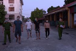 Cháu gái nợ tiền không trả, nhà nội liên tục bị 'nã bom bẩn'