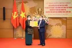 Lễ trao Giấy chứng nhận bản quyền tác giả cho tác phẩm 'Vũ điệu kết đoàn' của nguyên Phó Chủ tịch Thường trực Quốc hội Tòng Thị Phóng