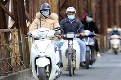 Người Hà Nội co ro trong cái rét của ngày đầu tuần