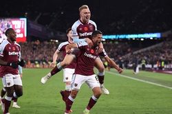 Salah im lặng, Liverpool gục ngã trước West Ham
