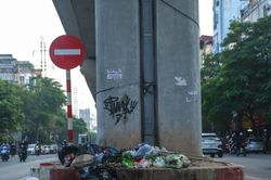 Hành lang đường sắt đô thị Cát Linh - Hà Đông thành nơi chăn gà, vứt rác