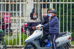 Dân phe vé bóng đá tại sân Mỹ Đình giảm giá kịch sàn vẫn vắng người mua