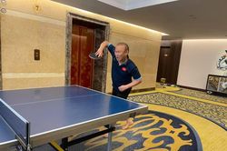 'Thách đấu' bóng bàn, thầy Park biểu cảm ngỡ ngàng