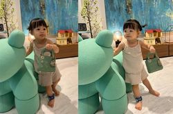 Suchin xuất hiện cùng chiếc túi hiệu nhưng chiếc vòng chân của con gái Cường Đô La mới 'chiếm spotlight'