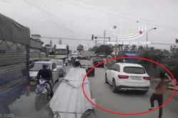 Clip: Gã đàn ông cởi trần cầm gậy vụt mạnh vào kính xe Mercedes đang lưu thông trên đường
