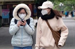 Hà Nội rét đậm, người ra đường phải nép sát nhau, mặc áo mưa tránh gió lạnh