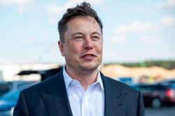 Elon Musk đối mặt khoản thuế 15 tỷ USD