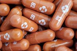 Có thuốc uống trị Covid-19, vaccine còn quan trọng?