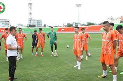 Các CLB V-League cùng vượt khó