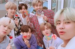 BTS ngoài đời ngọt ngào quá sức khiến đối tác cũng mê như điếu đổ