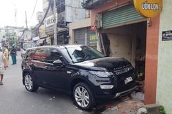 Ô tô tông chết người, húc sập tường nhà dân ở TP. HCM
