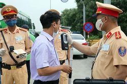 Nguy hiểm rình rập khi rượu bia 'cầm lái'