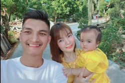 Con gái Mạc Văn Khoa hóa thành 'công chúa mùa đông' tạo dáng chuyên nghiệp như người mẫu nhí