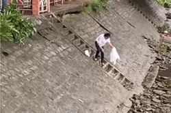 Dân mạng nổi giận với người phụ nữ phóng sinh mà như sát sinh