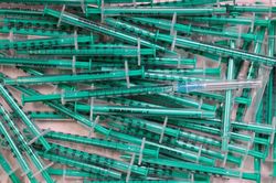 Thế giới có thể thiếu 1-2 tỷ ống tiêm vaccine Covid-19 vào năm 2022