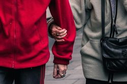 Khiến chồng tin rằng bị mắc Alzheimer, vợ trộm tiền chồng suốt 20 năm