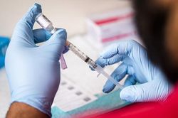 Thế giới có thể thiếu 2 tỷ ống tiêm vaccine COVID-19 vào năm 2022