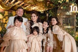 Vũ Thu Phương rạng rỡ bên gia đình trong tiệc kỷ niệm 10 năm ngày cưới