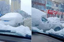 Xe sedan phủ đầy tuyết, tài xế vẫn lái bon bon trên đường