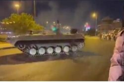 Binh sĩ Iraq gây sốc với màn biểu diễn xe bọc thép trên phố
