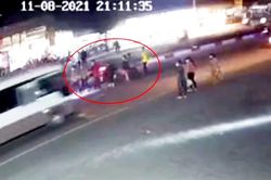 Clip: Nhóm công nhân đi bộ sang đường bị xe máy lao tới tông ngã văng gây tranh cãi