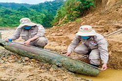 Quảng Trị: Phát lộ 2 quả bom 'khủng' sau mưa lớn