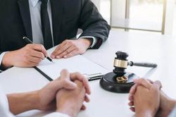 Con gái ngây thơ đưa cho mẹ tờ hóa đơn của bố, người phụ nữ đọc xong liền sụp đổ quyết định ly dị rồi kiện chồng ra tòa