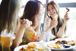 Vờ làm thân nhân để được đi ăn theo nhóm 5 người ở Singapore
