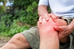 Đau nhức khớp khi trời trở lạnh phải làm sao?