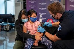 Mỹ lại đối mặt khó khăn khi tiêm vaccine COVID-19 cho trẻ em