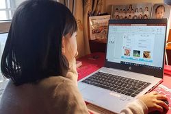 Không nghe thấy học trò phát biểu trong lớp học online, cô giáo liền viết một câu cực dễ thương