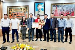 Tuyển thủ U23 Hồ Thanh Minh nhận bằng khen và phần thưởng của Ủy ban Dân tộc