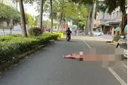 Thanh niên trần như nhộng giữa đường, lý do khiến ai cũng lắc đầu