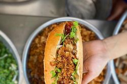 Bánh mì vỉa hè từ Nha Trang về Sài Gòn, giá chục ngàn mà 'sao hạng A' cũng mê