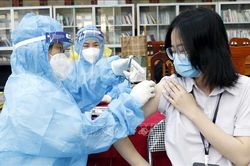 Học sinh Bắc Giang tiêm vaccine phòng COVID-19