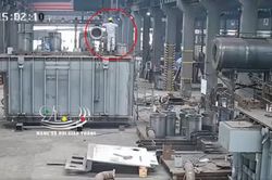 Clip: Sau tiếng nổ lớn, nam công nhân hàn xì bất ngờ bị bắn lên không trung rồi nằm bất động