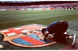 Dani Alves ăn mừng chính thức trở lại Barca