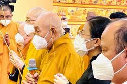 Lễ tưởng niệm người mất vì COVID-19 tổ chức tại điểm cầu TPHCM và Hà Nội