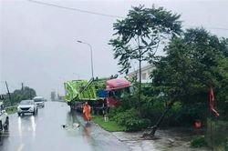 Cẩn thận khi tham gia giao thông trong mùa mưa, bão