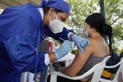 Người Venezuela kéo sang Colombia để tiêm vaccine Covid-19 miễn phí