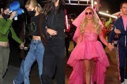 Jennie và Rose Blackpink chơi tàu lượn tại tiệc cưới Paris Hilton