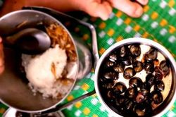 Rưng rưng bữa cơm trưa của học sinh miền núi Kon Tum
